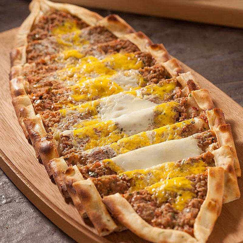 Kıymalı Yumurtalı Pide